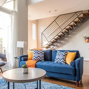 https://chic-hip-2br-nulu-loft-w-parking-balcony.hotels-louisville.com